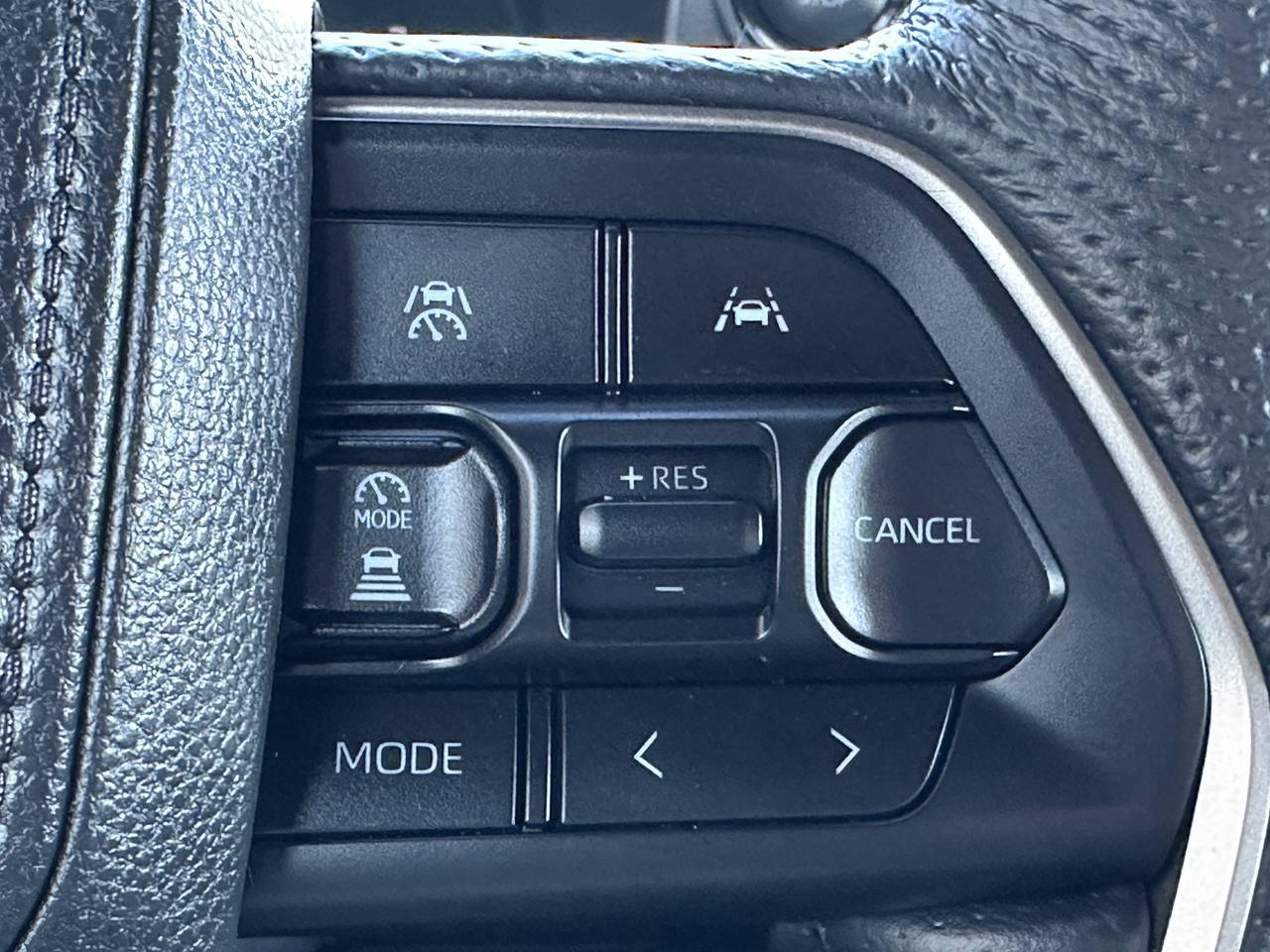Used 2025 Toyota Tacoma SR5 AWD/4WD image 40