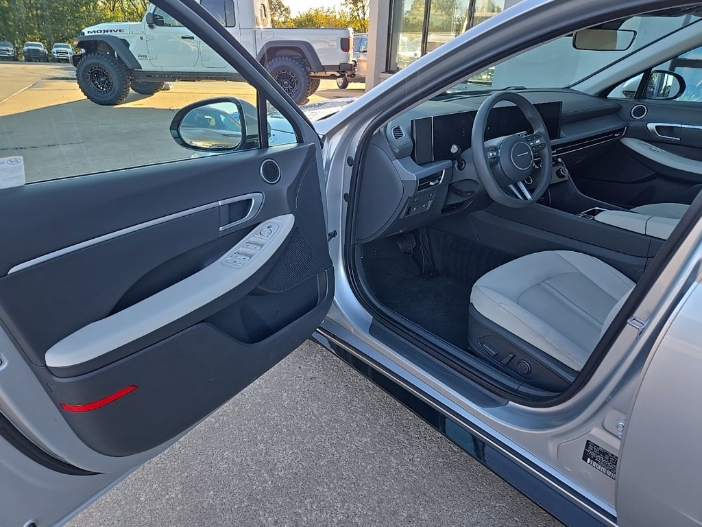 Used 2025 Hyundai Sonata SEL FWD image 15