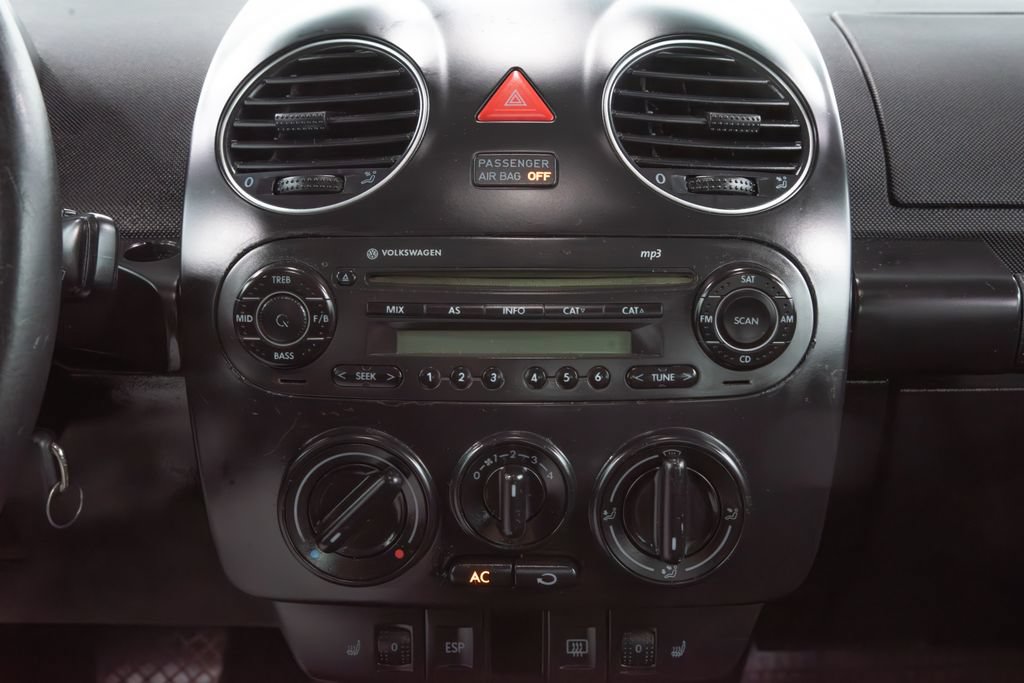 Used 2010 Volkswagen Beetle Coupe FWD image 18