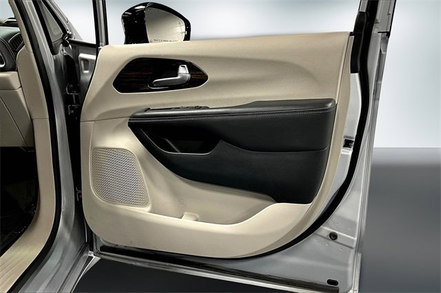 Used 2023 Chrysler Pacifica Limited image 27
