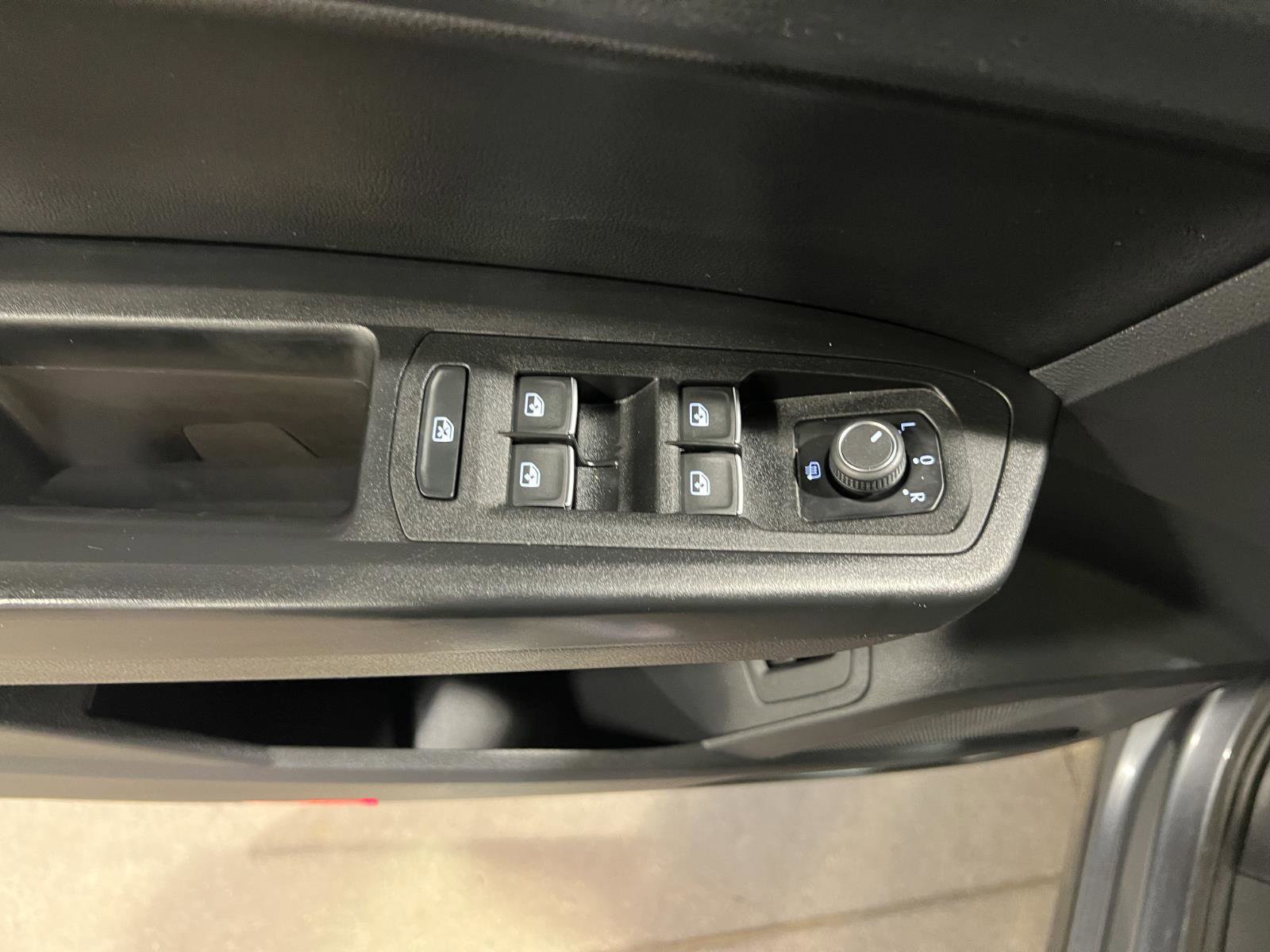 Used 2018 Volkswagen Atlas SEL w/ R-Line Package image 27