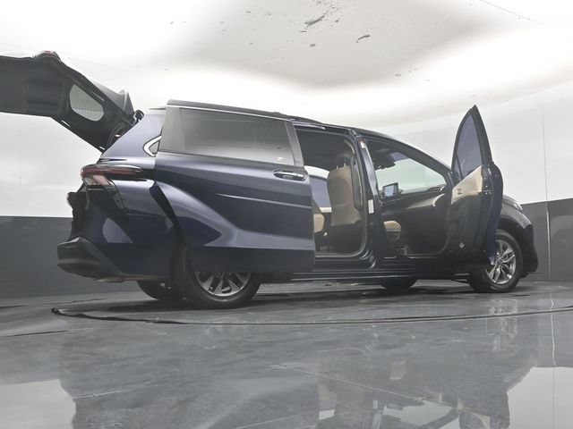 Used 2023 Toyota Sienna XLE FWD image 63