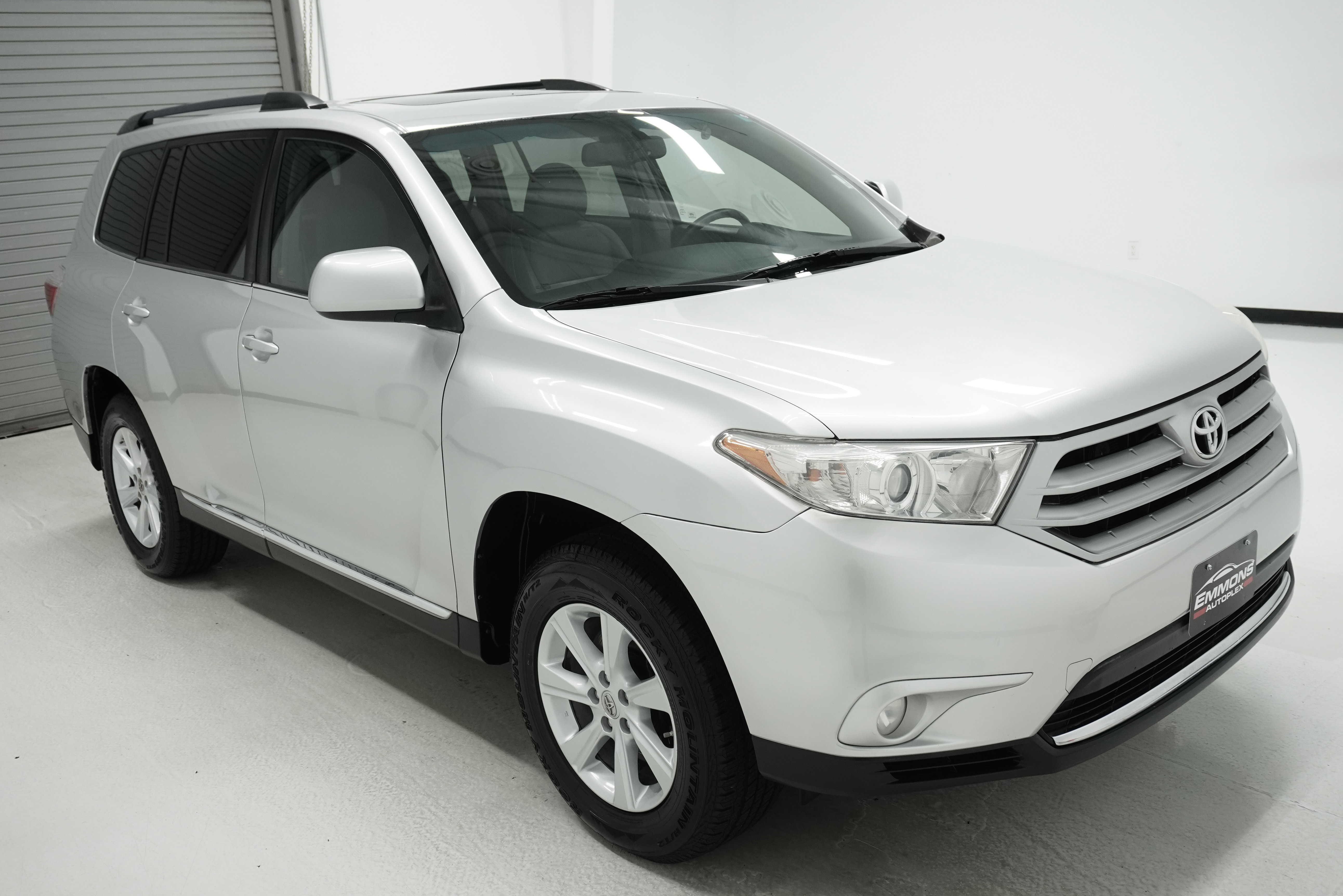Used 2011 Toyota Highlander SE w/ Tow Pkg FWD image 3