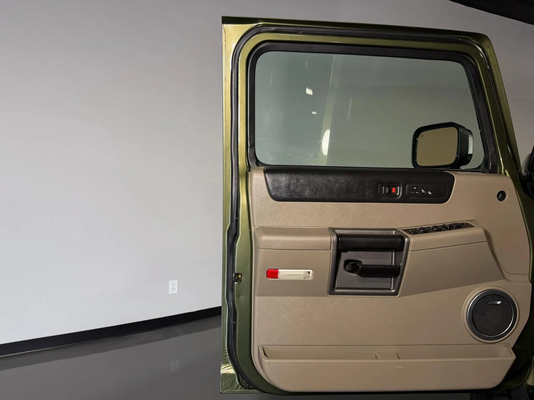 Used 2004 HUMMER H2 w/ Preferred Equipment Group AWD/4WD image 25