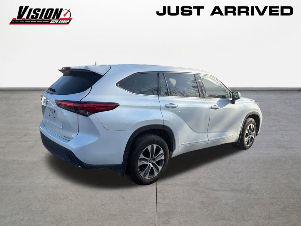 Used 2022 Toyota Highlander XLE image 5