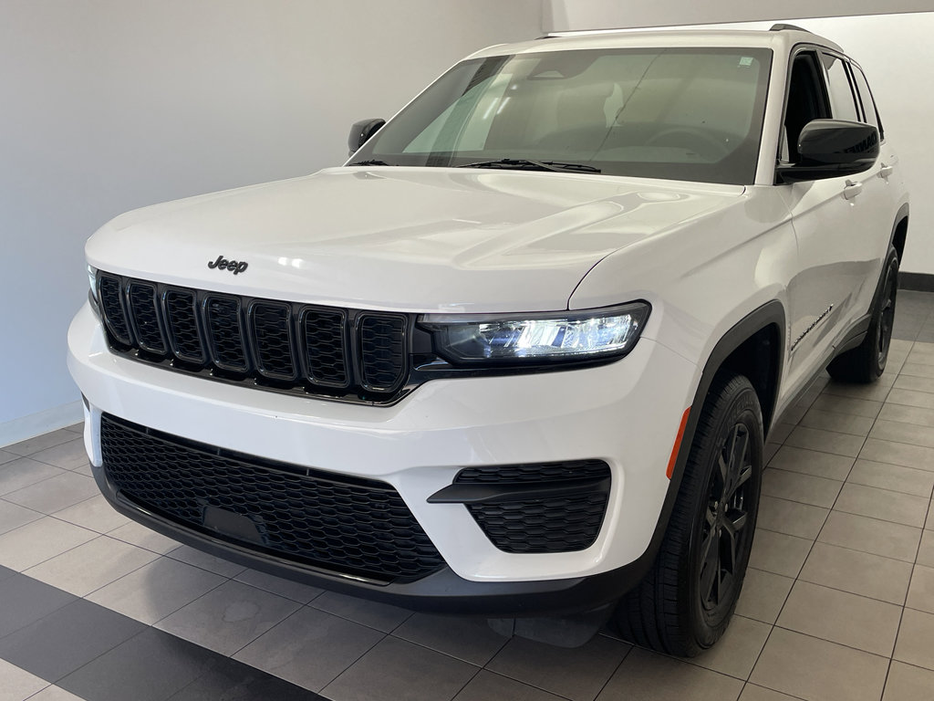 Used 2024 Jeep Grand Cherokee Altitude image 2