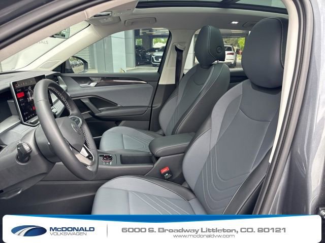 Used 2025 Volkswagen Tiguan SE AWD/4WD image 11