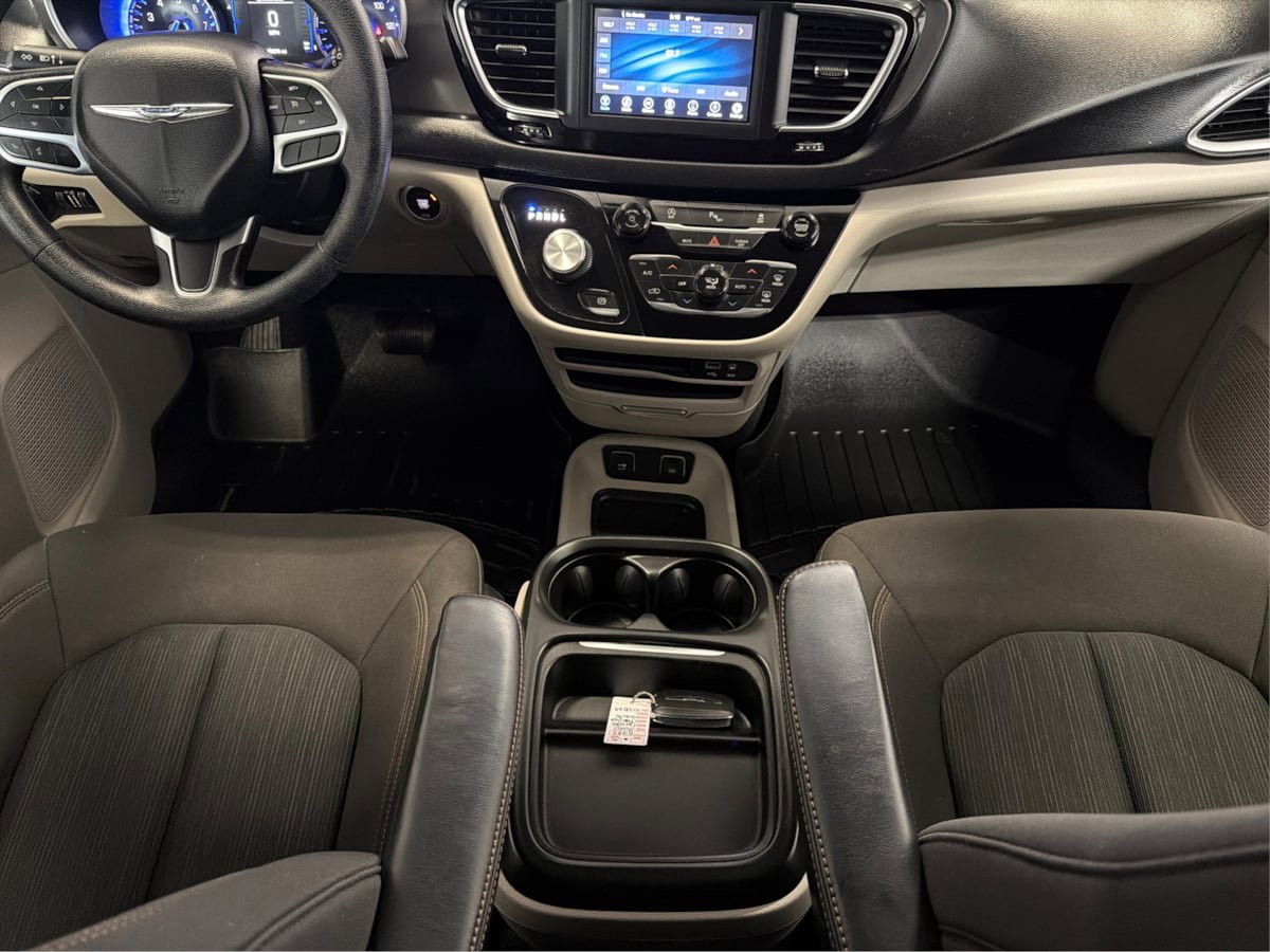 Used 2020 Chrysler Pacifica Touring w/ Tire & Wheel Group FWD image 20