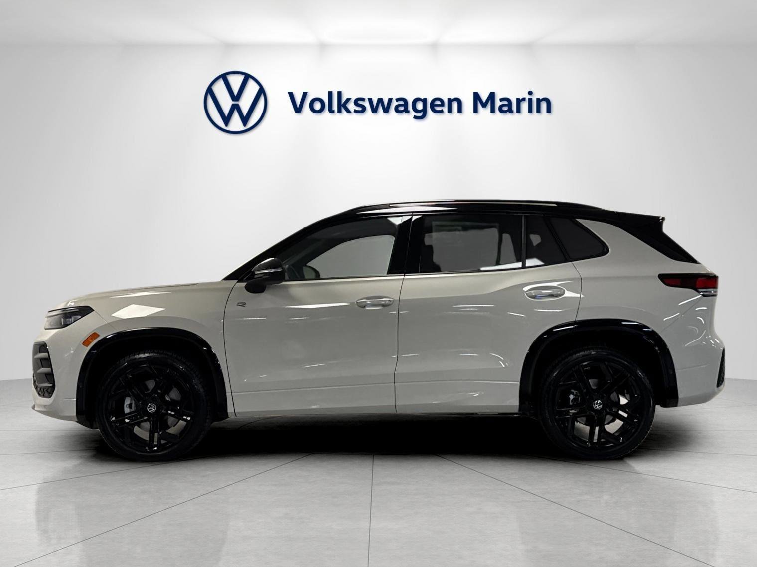 New 2026 Volkswagen Tiguan SE R-Line AWD/4WD image 2