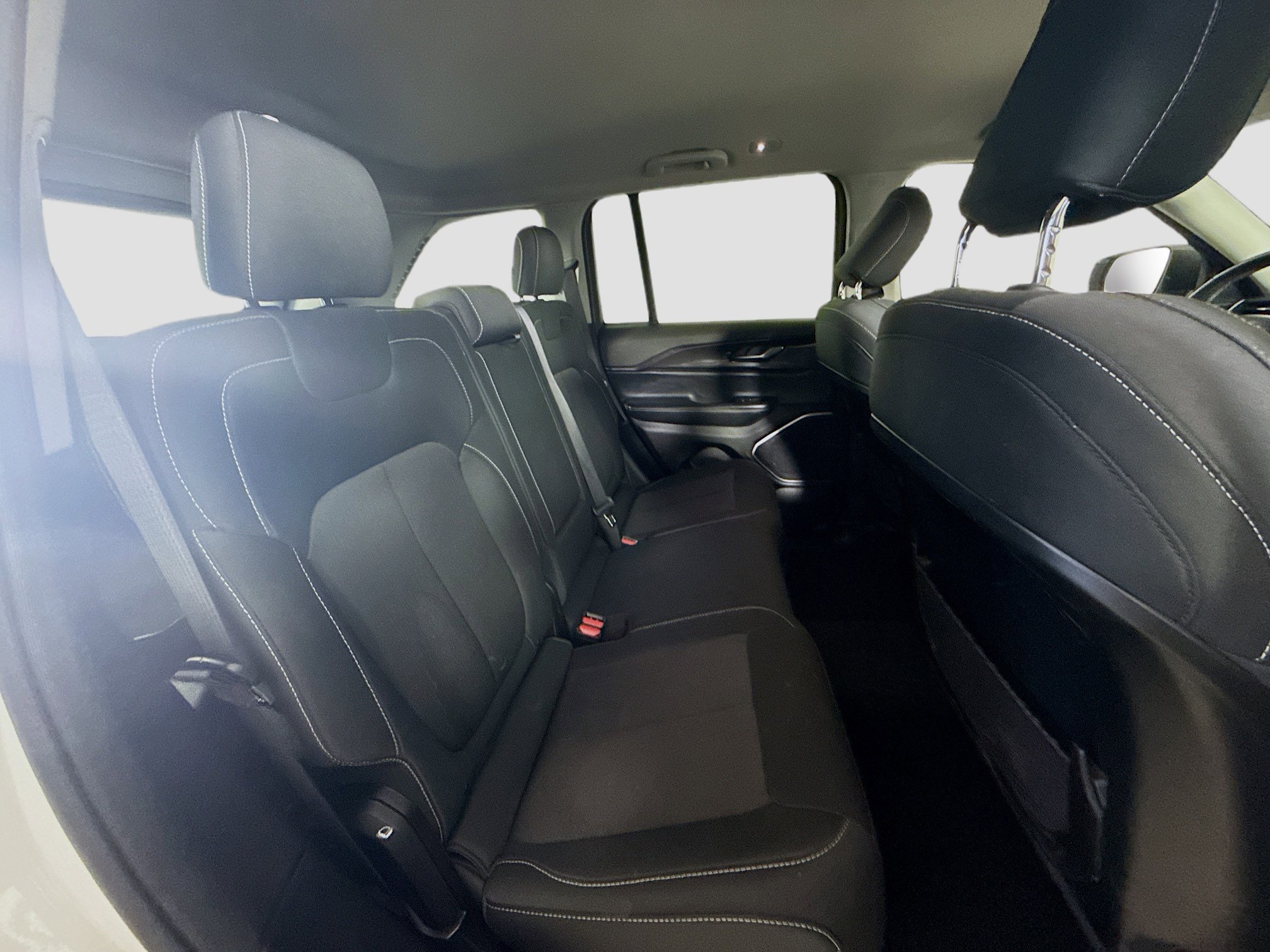 Used 2022 Jeep Grand Cherokee Laredo w/ Luxury Tech Group I image 27