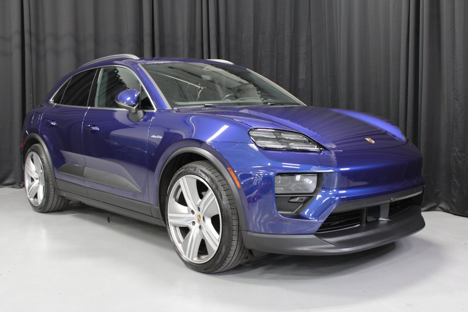 Certified 2024 Porsche Macan 4 Electric image 9