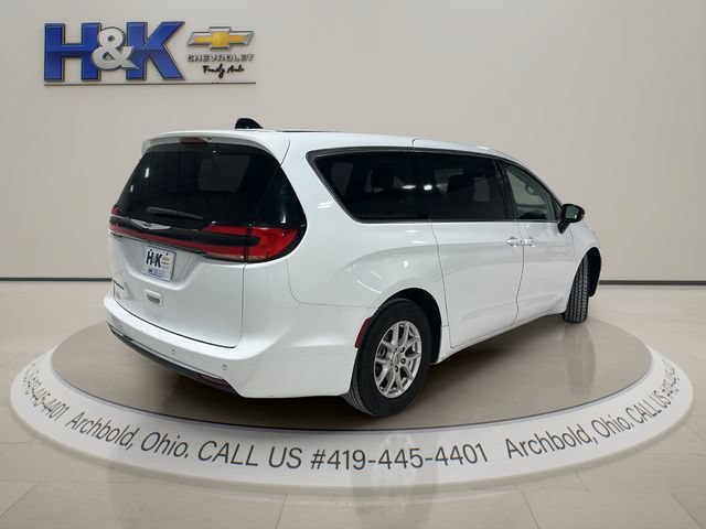 Used 2024 Chrysler Pacifica Touring-L FWD image 6