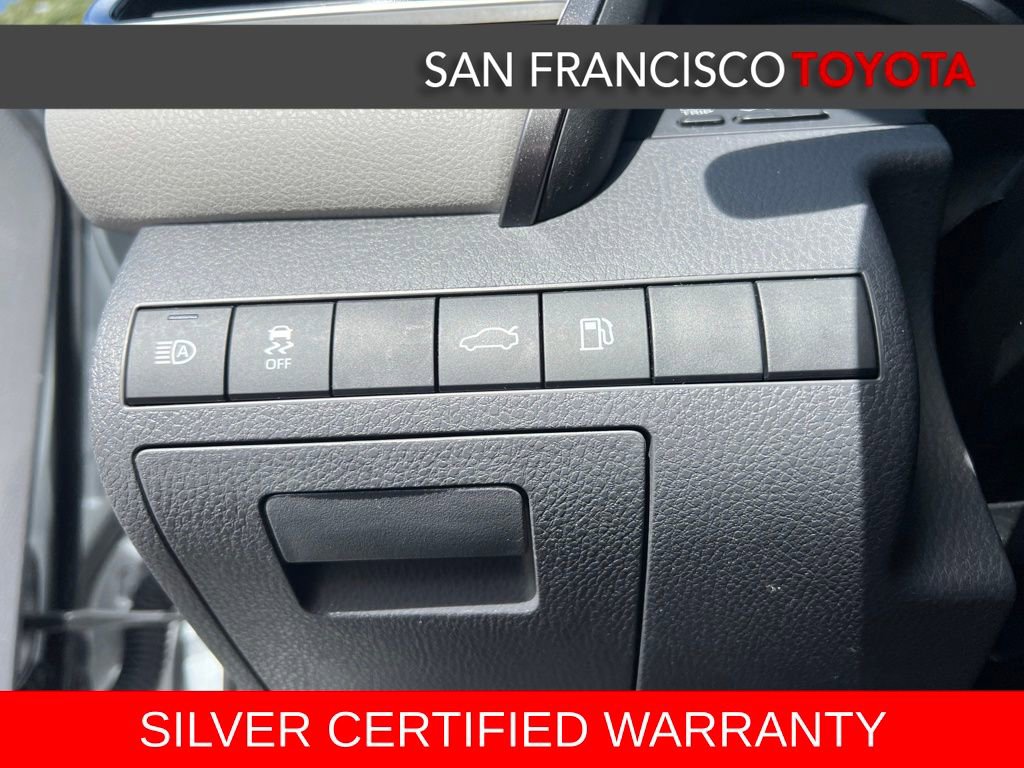 Certified 2018 Toyota Camry LE image 33