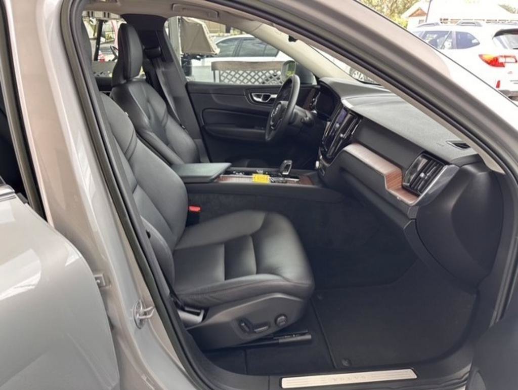 Used 2023 Volvo XC60 B5 Plus AWD/4WD image 13