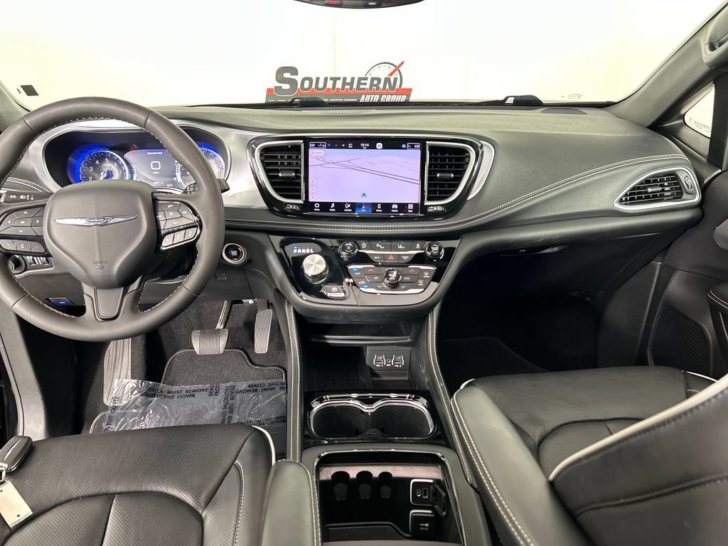 Used 2025 Chrysler Pacifica Limited FWD image 16