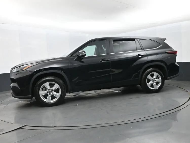 Used 2025 Toyota Highlander LE FWD image 5