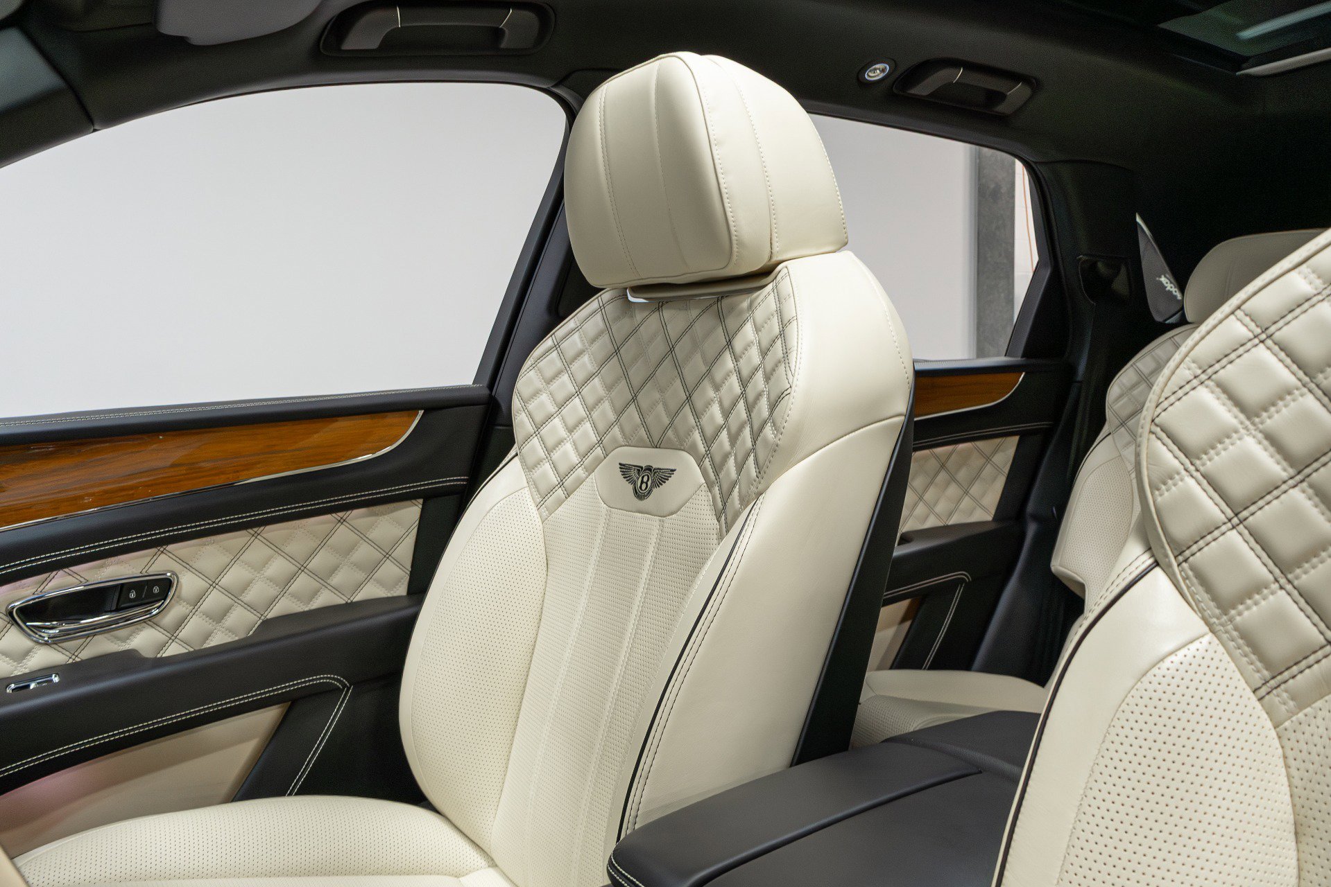 Used 2021 Bentley Bentayga w/ First Edition Specification AWD/4WD image 14