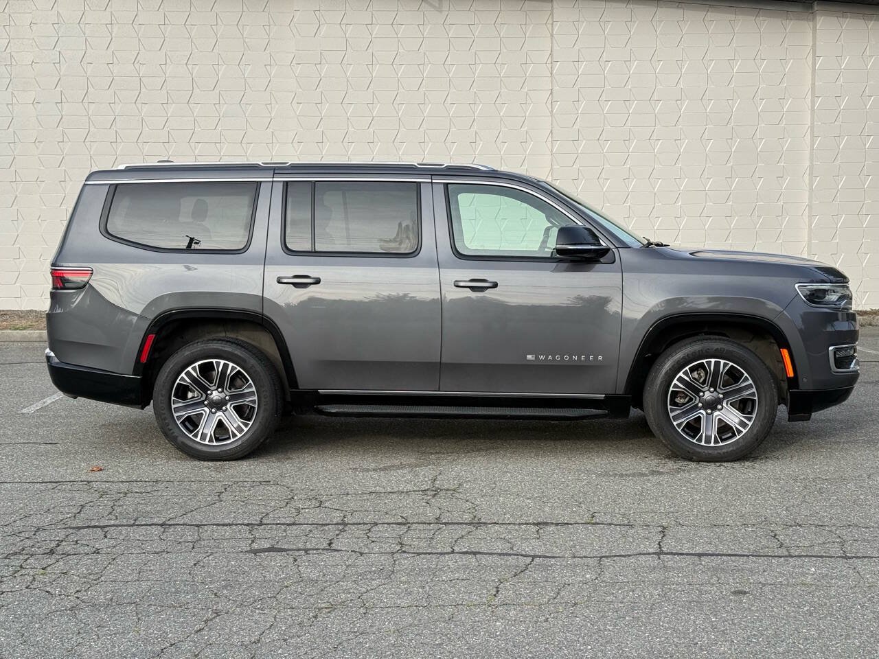 Used 2024 Jeep Wagoneer Series II AWD/4WD image 4