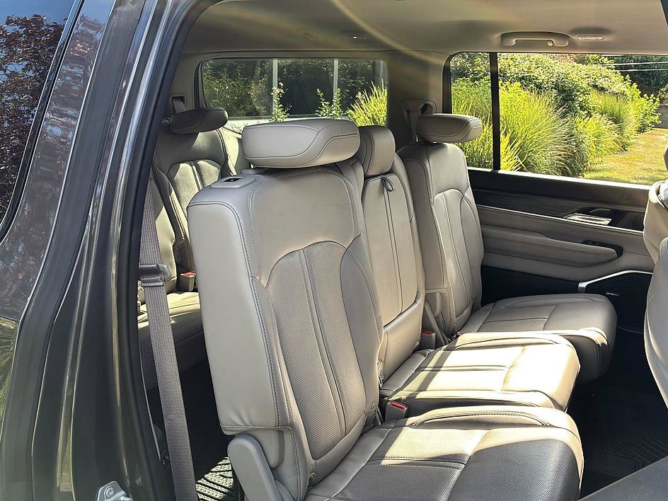 Used 2023 Jeep Wagoneer Series III w/ Preferred Equipment Group RWD image 37