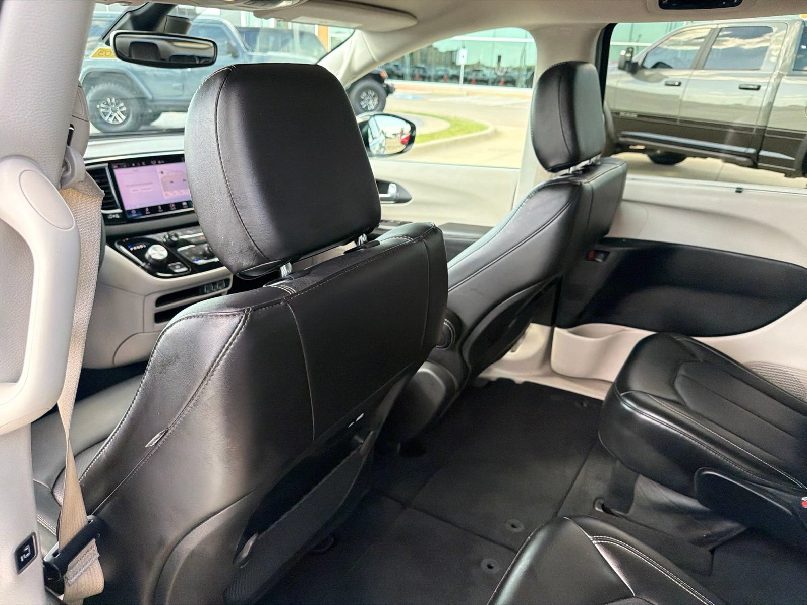 Used 2024 Chrysler Pacifica Touring-L FWD image 16