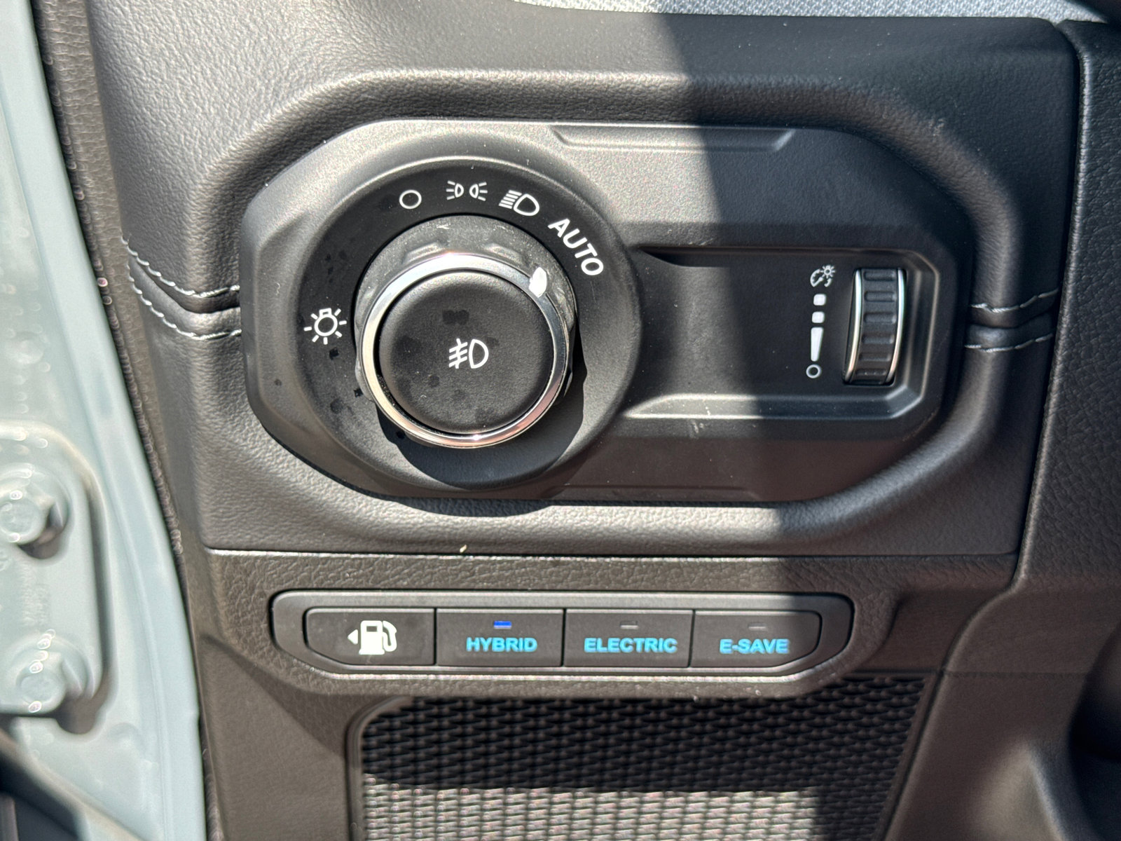 Used 2025 Jeep Wrangler Sahara image 28