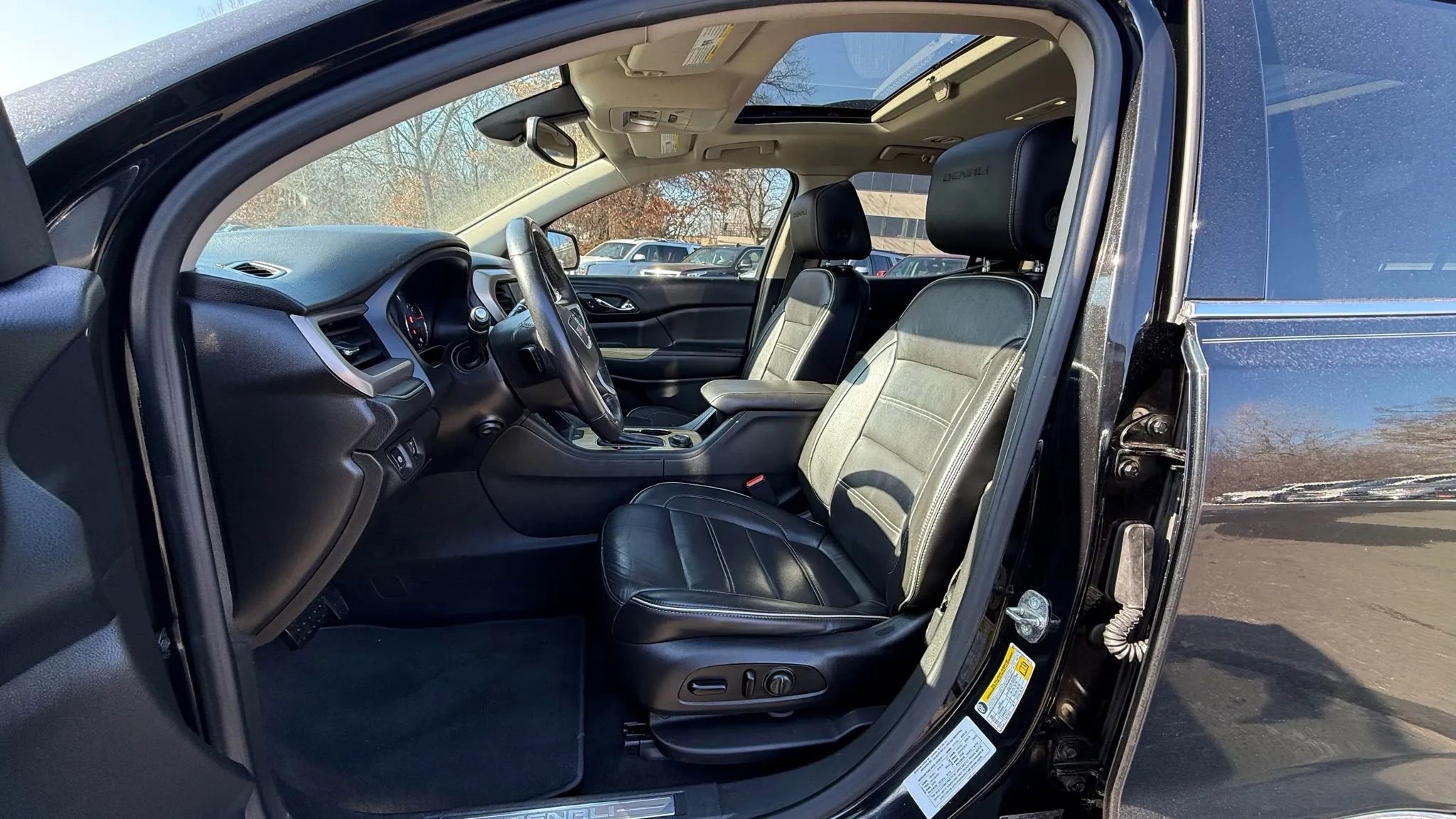 Used 2017 GMC Acadia Denali image 2