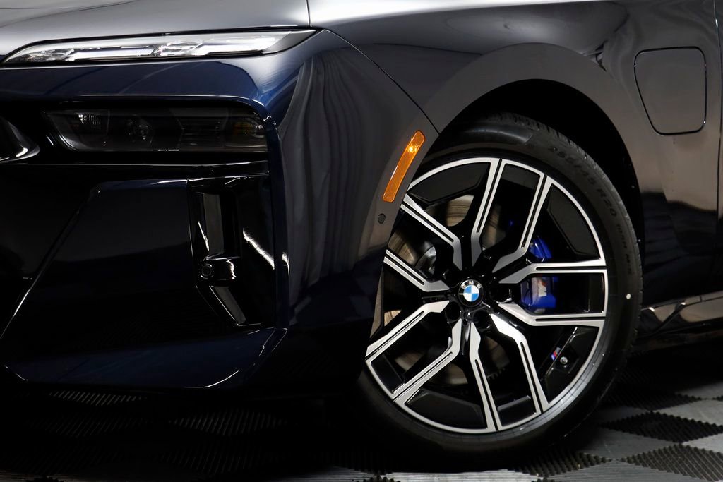 Used 2025 BMW 750e xDrive w/ Executive Package image 3