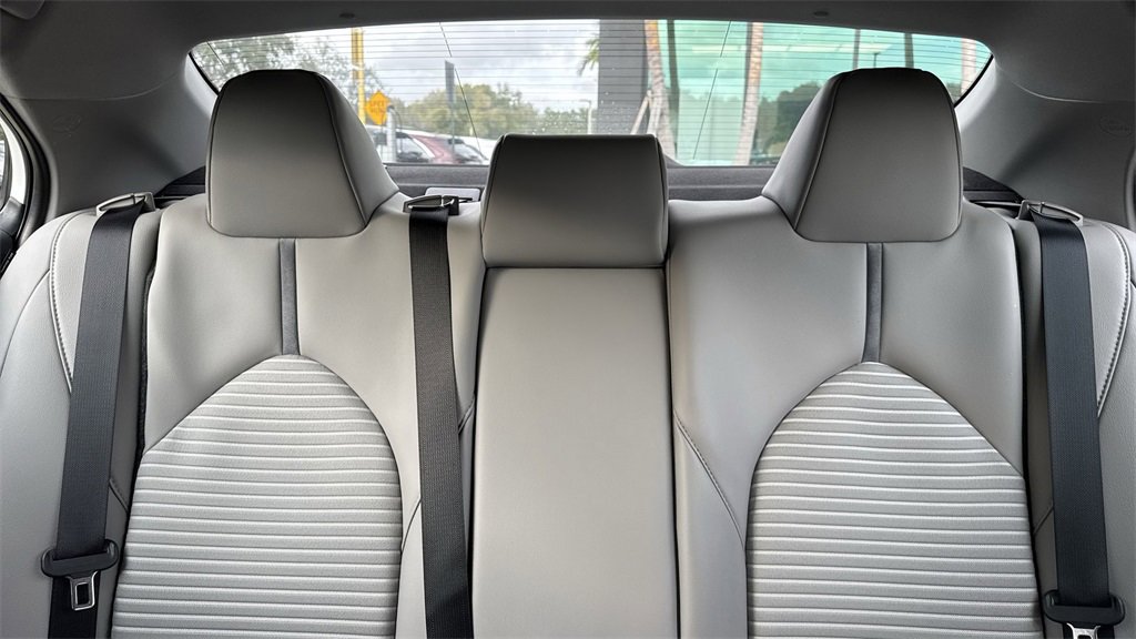 Used 2020 Toyota Camry SE image 19