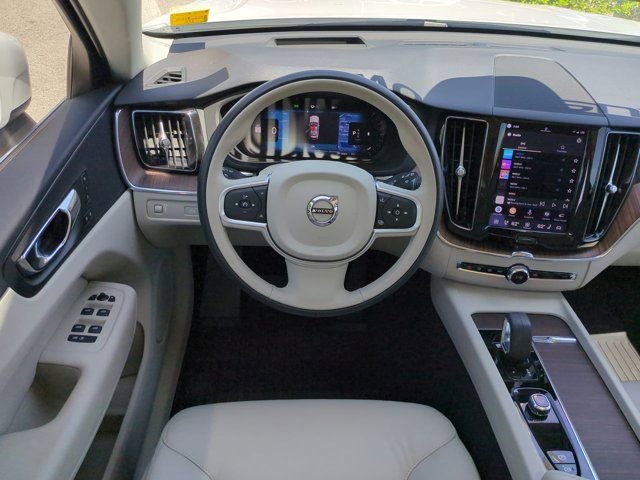 Used 2022 Volvo XC60 B5 Momentum w/ Advanced Package AWD/4WD image 14