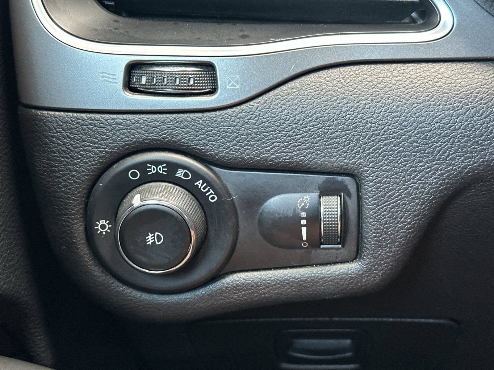 Used 2019 Jeep Cherokee Latitude w/ Popular Appearance Group AWD/4WD image 25