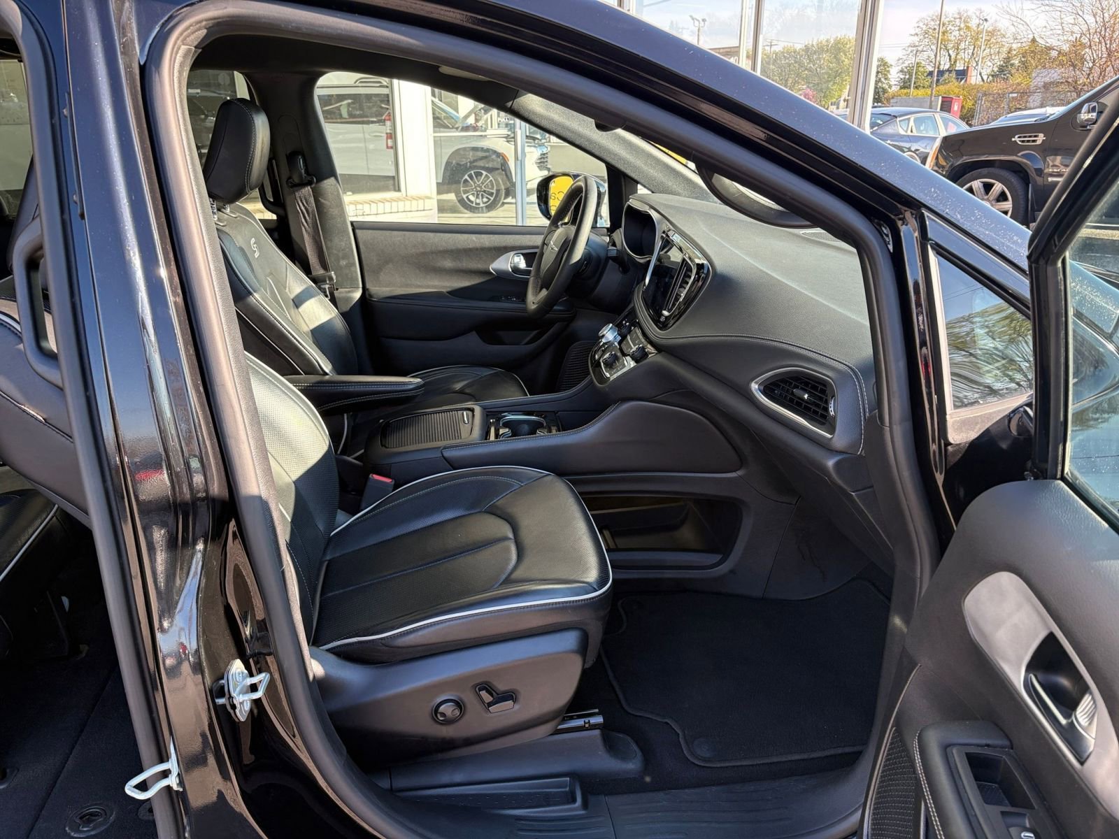 Used 2025 Chrysler Pacifica Limited image 30