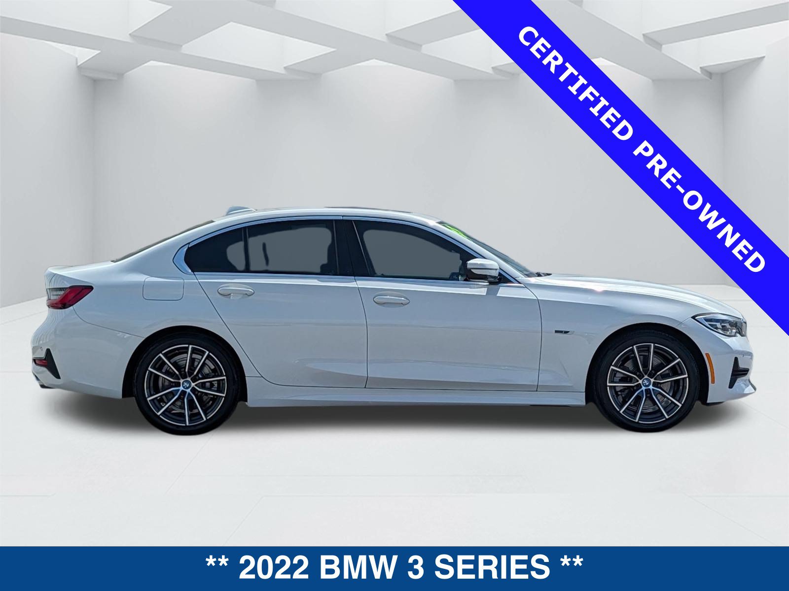Used 2022 BMW 330e w/ Convenience Package RWD image 4