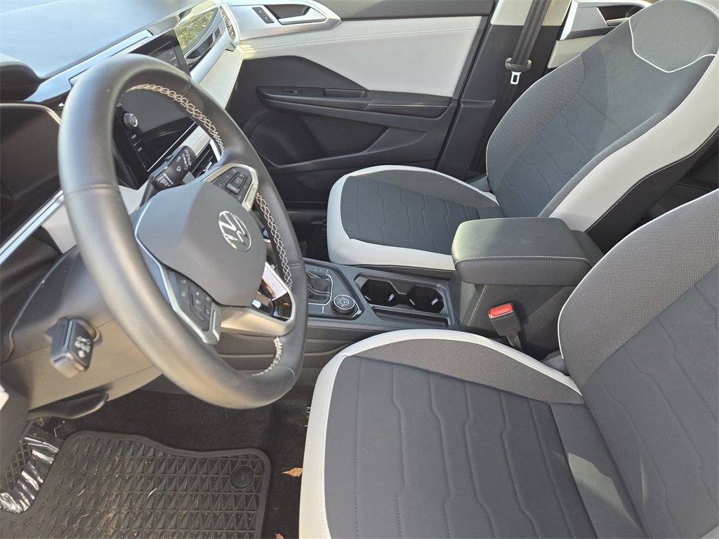 Used 2025 Volkswagen Taos SE image 14