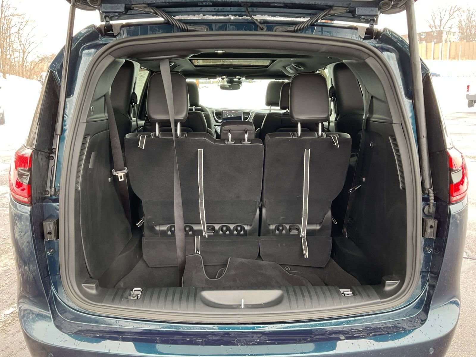 Used 2025 Chrysler Pacifica Select image 33