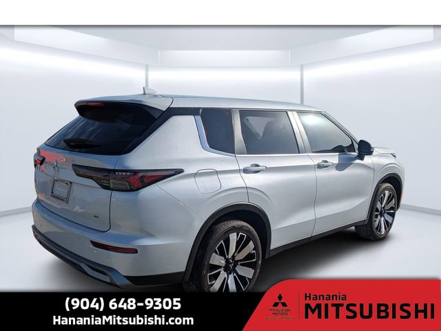 Used 2025 Mitsubishi Outlander SE image 3