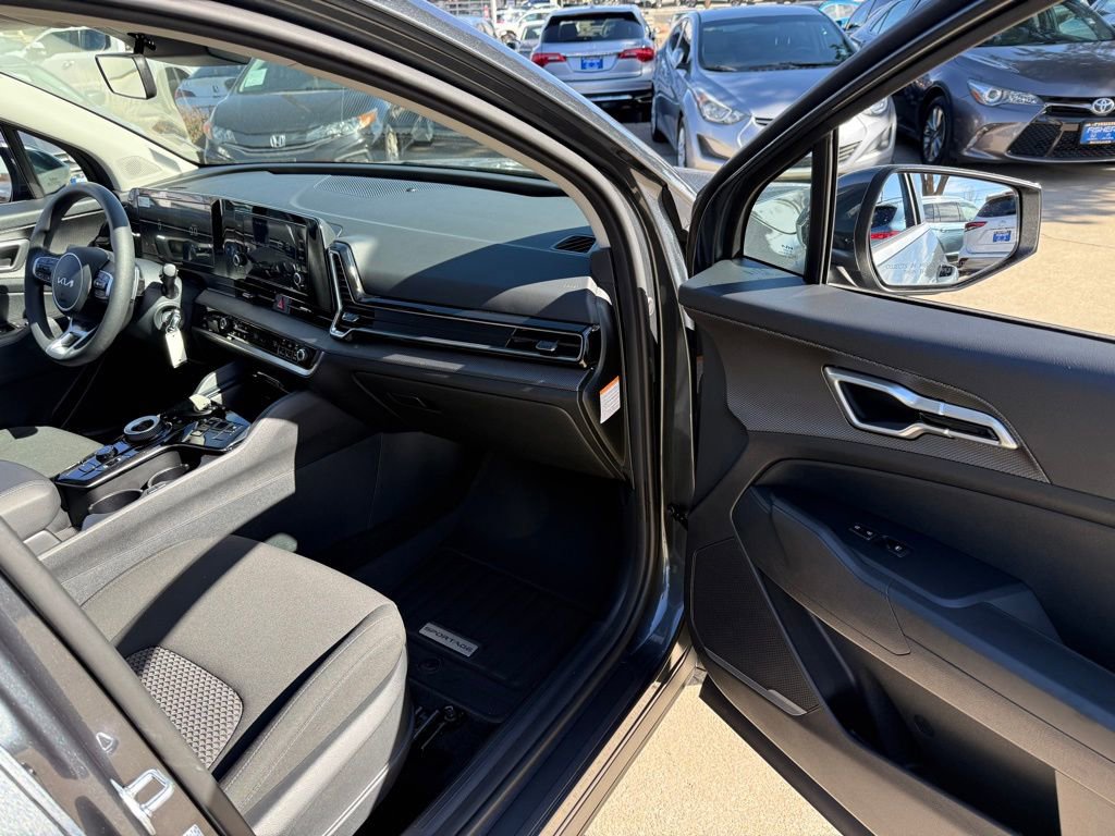 Used 2025 Kia Sportage LX image 19