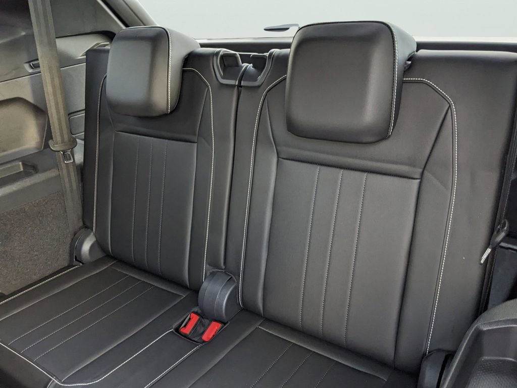 Certified 2022 Volkswagen Tiguan SE R-Line image 18