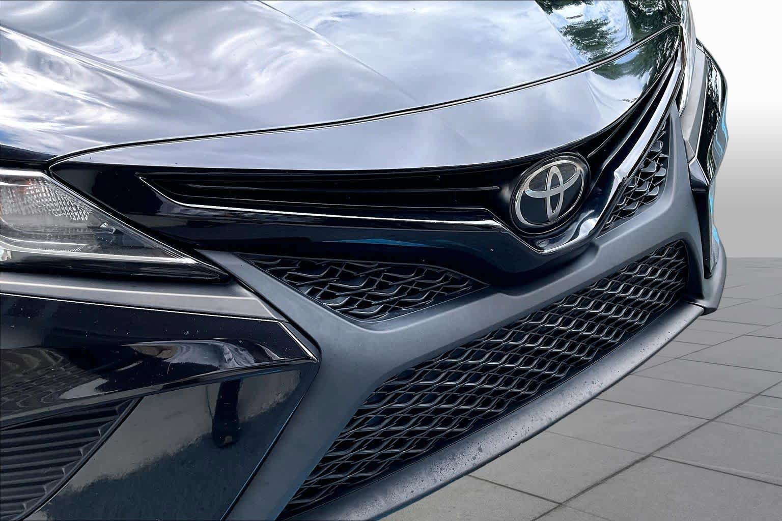 Used 2018 Toyota Camry SE w/ Convenience Package FWD image 29