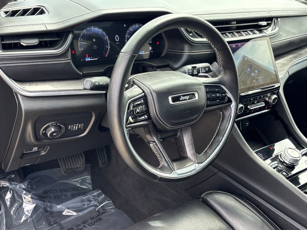 Used 2022 Jeep Grand Cherokee Overland w/ Luxury Tech Group IV AWD/4WD image 10