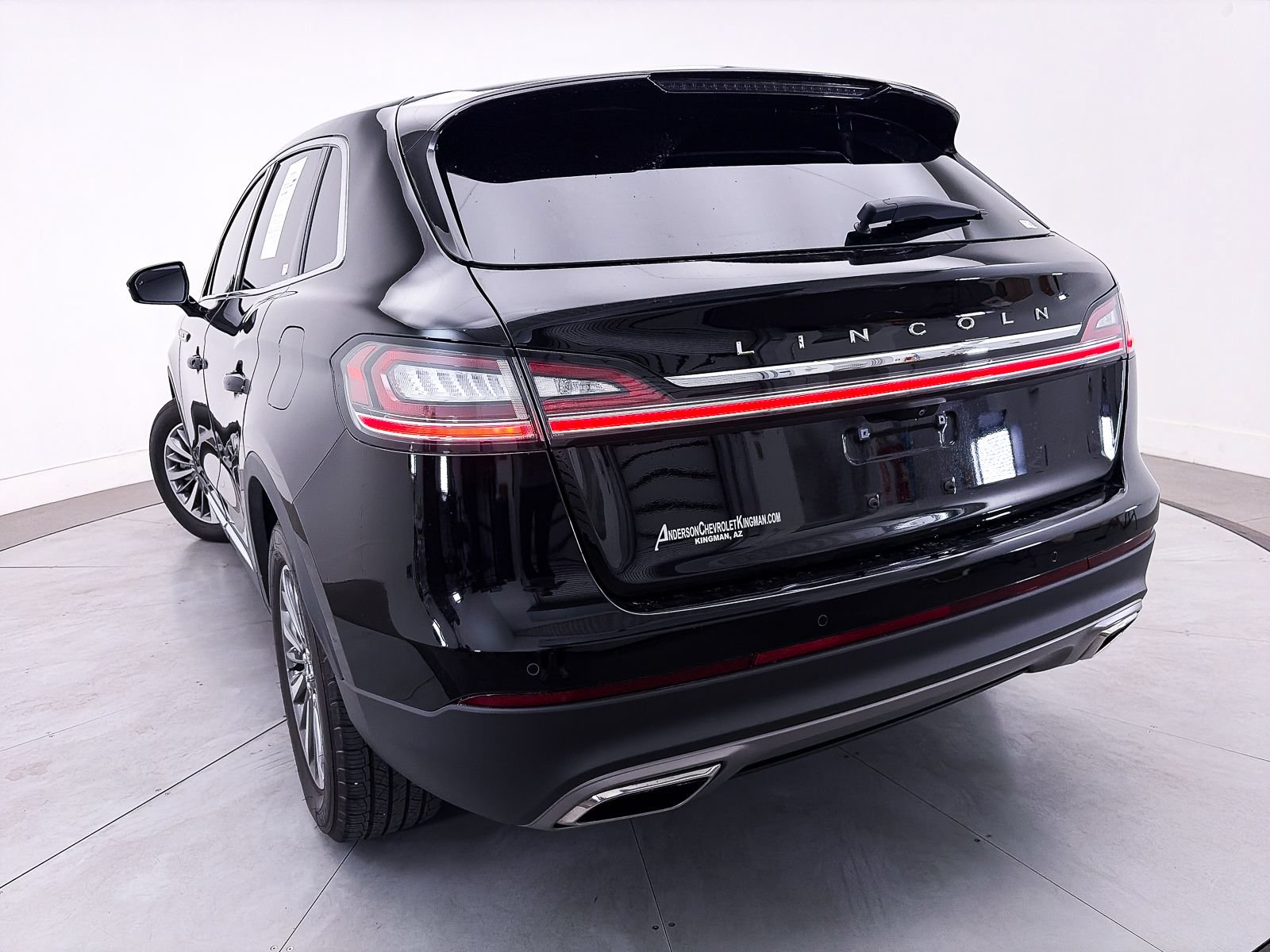 Used 2023 Lincoln Nautilus FWD w/ Premium Package image 4