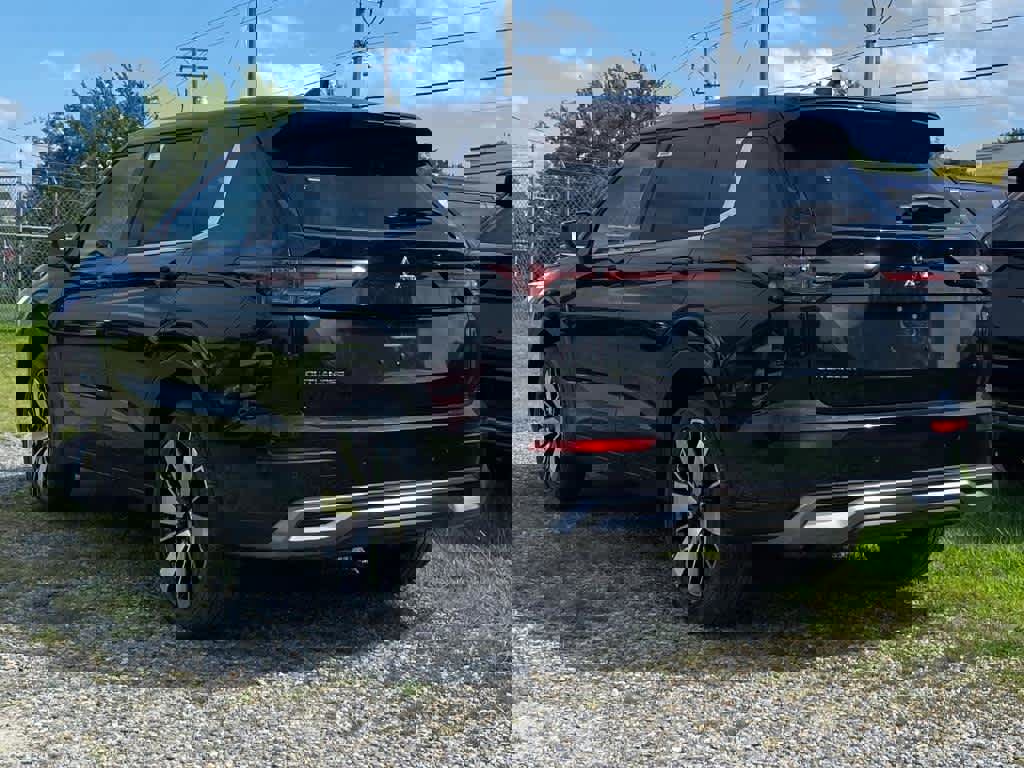 New 2025 Mitsubishi Outlander SE image 3