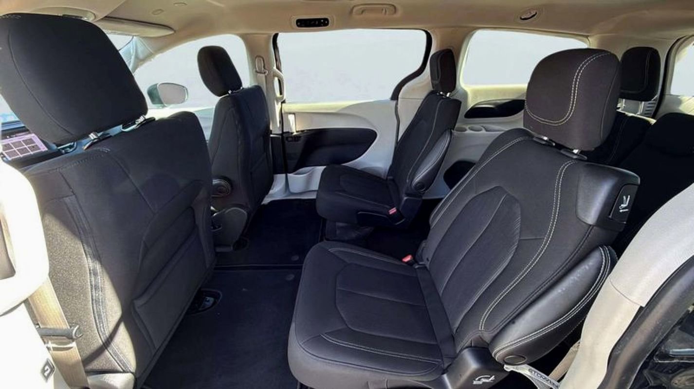 Used 2022 Chrysler Voyager LX image 14