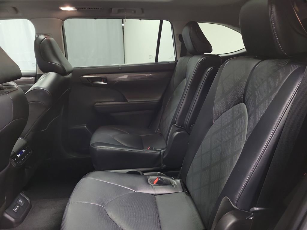 Used 2022 Toyota Highlander Platinum image 21