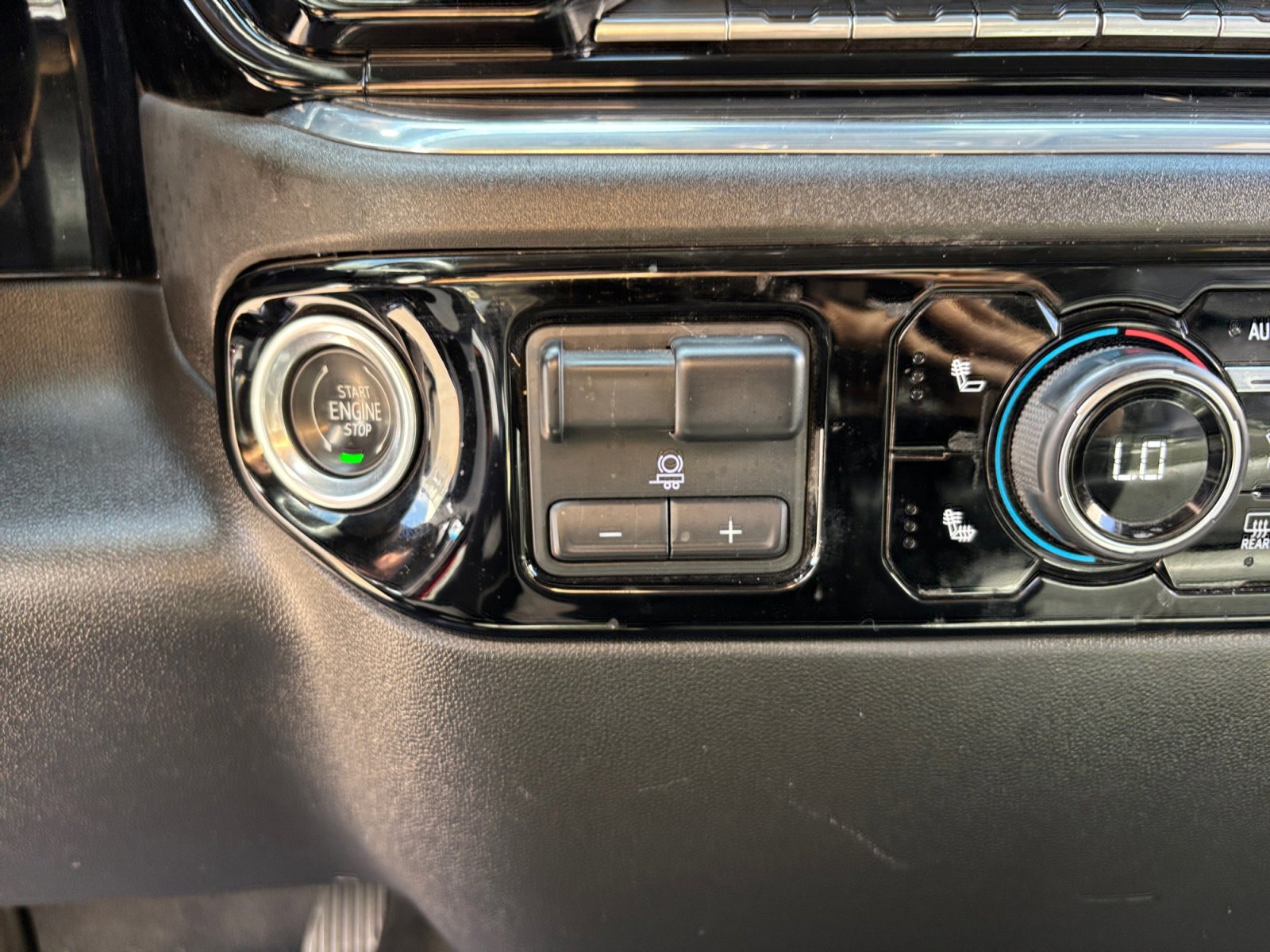 Used 2024 Chevrolet Silverado 2500 LTZ image 30