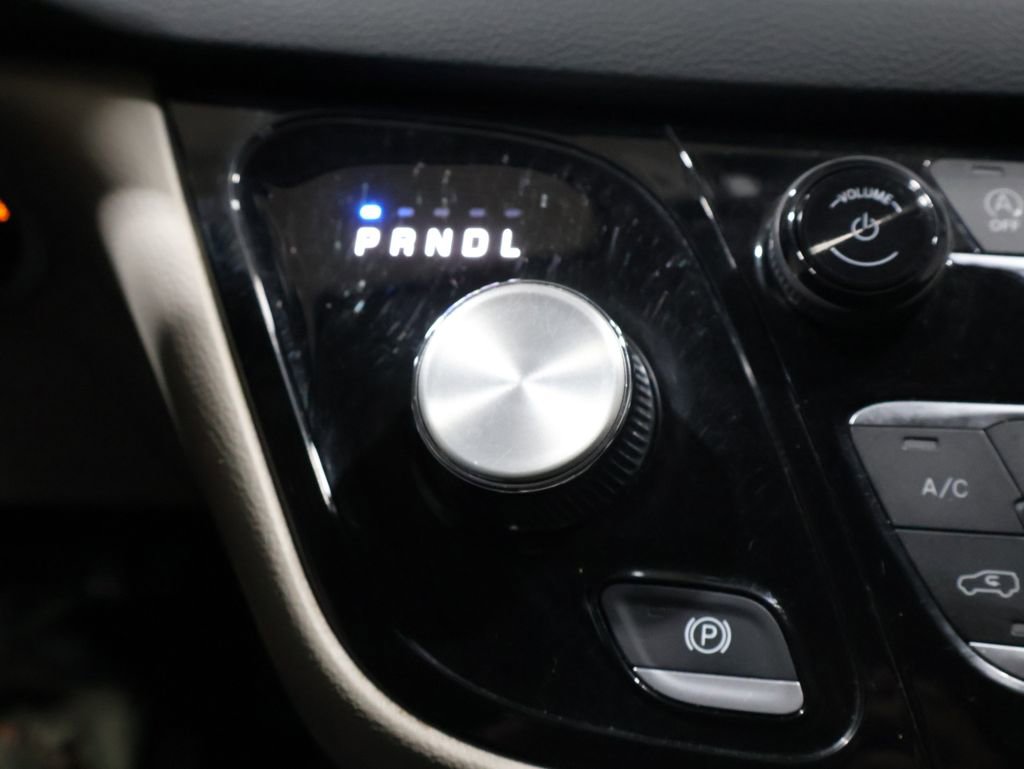 Used 2023 Chrysler Pacifica Touring-L image 28