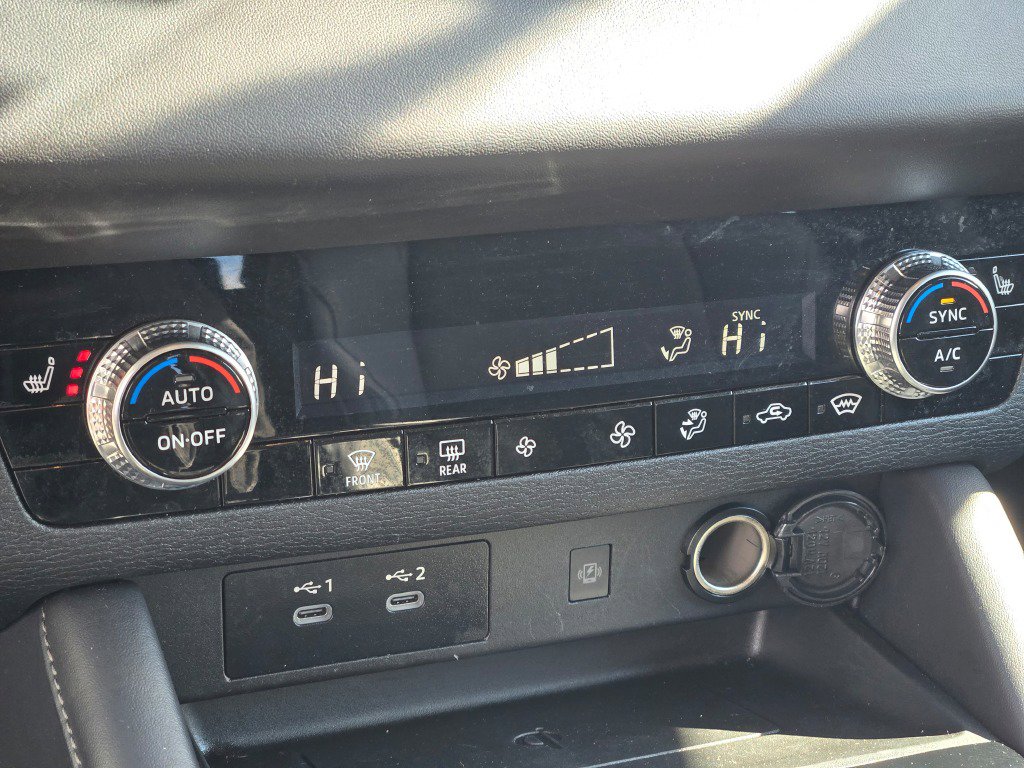 Used 2025 Mitsubishi Outlander SE image 27