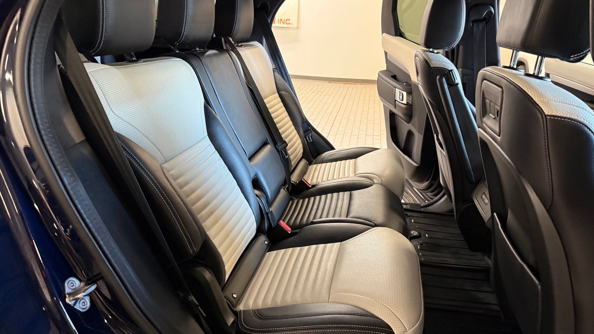Used 2021 Land Rover Discovery S R-Dynamic AWD/4WD image 36