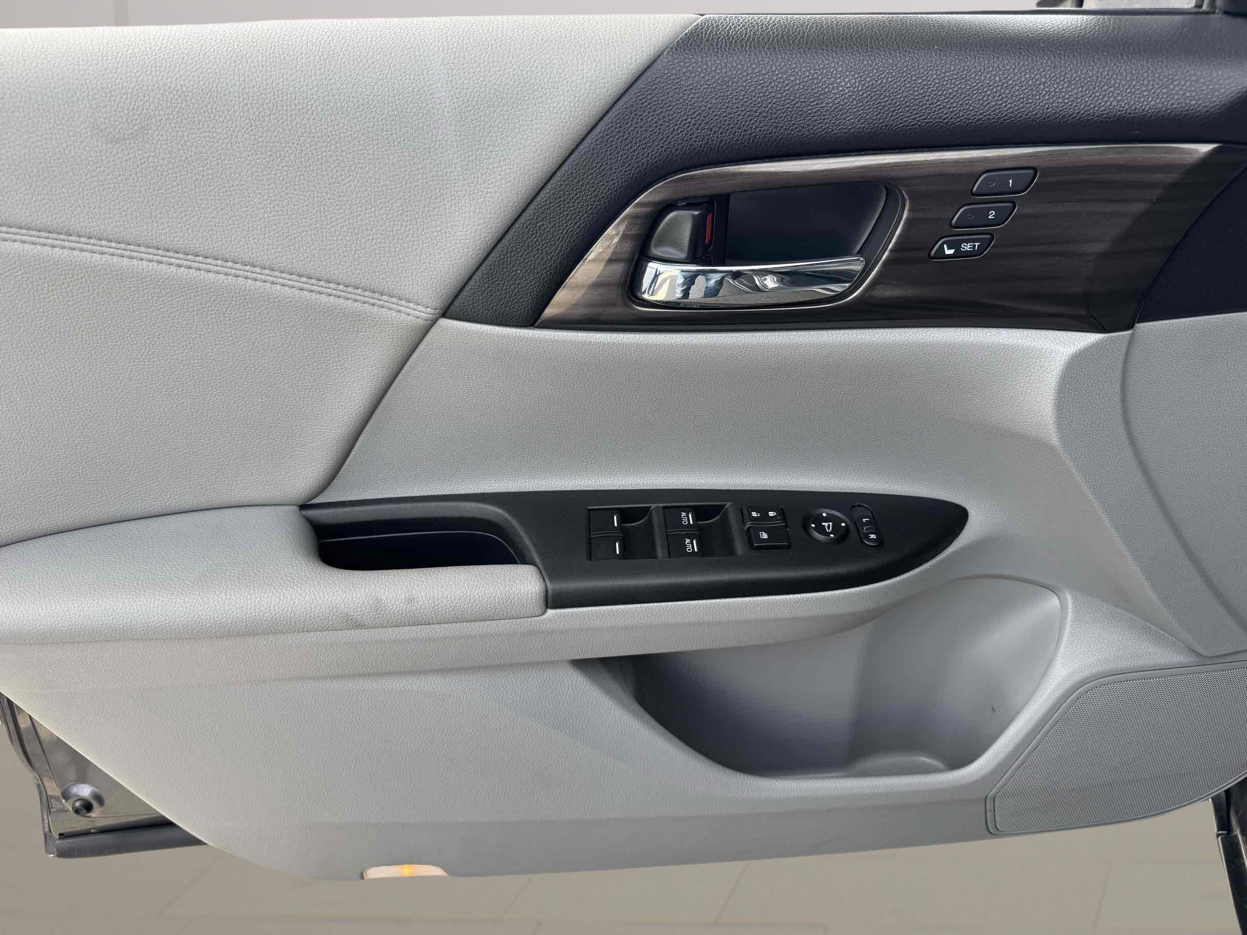 Used 2017 Honda Accord EX-L image 9