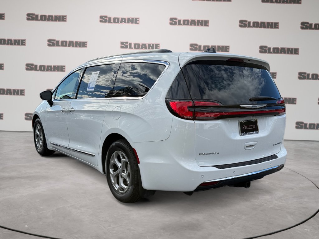 Used 2023 Chrysler Pacifica Limited w/ Uconnect Theater Family Group FWD image 3