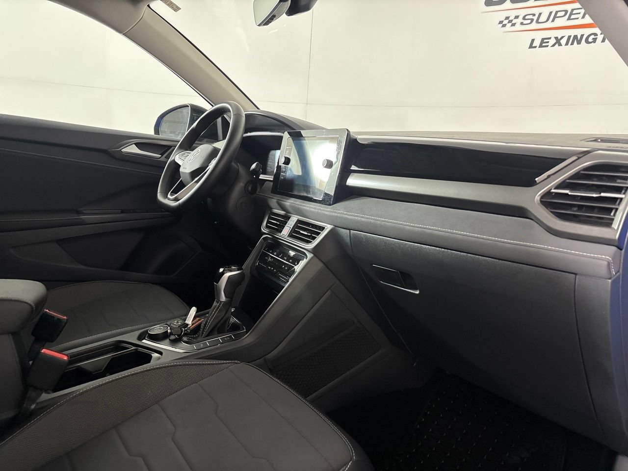 Used 2025 Volkswagen Taos SE AWD/4WD image 31